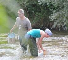 Eimerweise Wasserproben holen