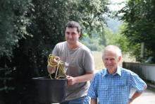 Eimerweise Sediment vom Flussbett